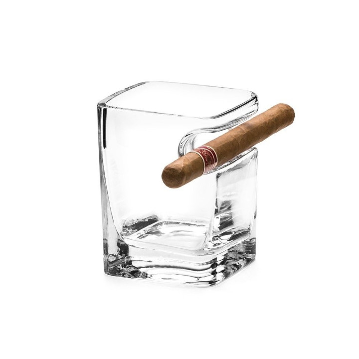 Trabuc cu whisky ținând pahar