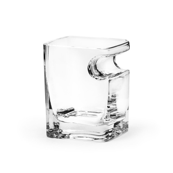 Trabuc cu whisky ținând pahar